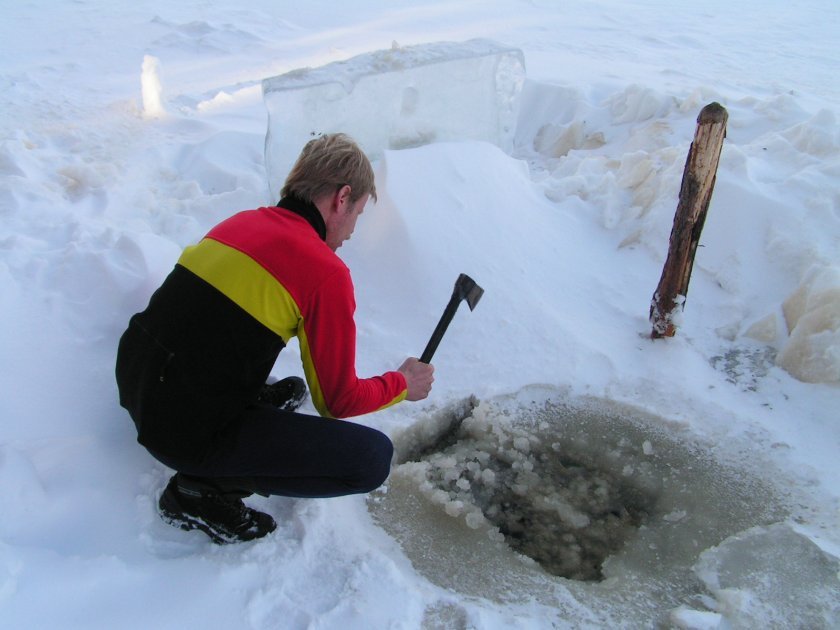 Prý finská tradice - díra v ledu