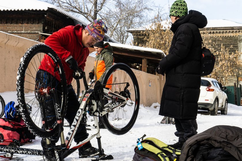 Naši mongolští přátelé demontují biky pro transfer