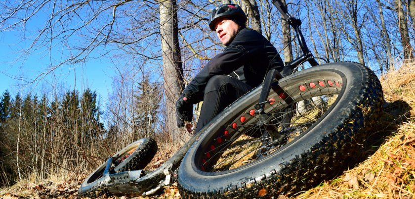 Sám výrobce Kickbike Hannu Vierikko propadl této zábavné koloběžce, se kterou brázdí laponské lesy