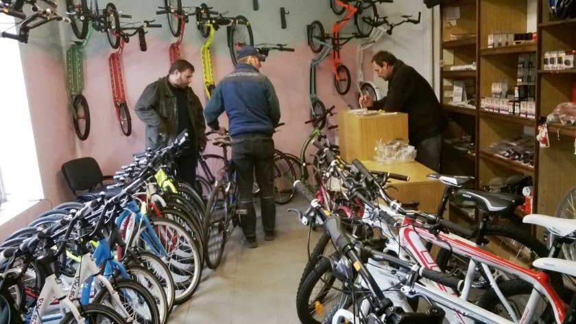 Pavel provozuje koloběžkovo-cyklistický obchod v Hodkovicích nad Mohelkou