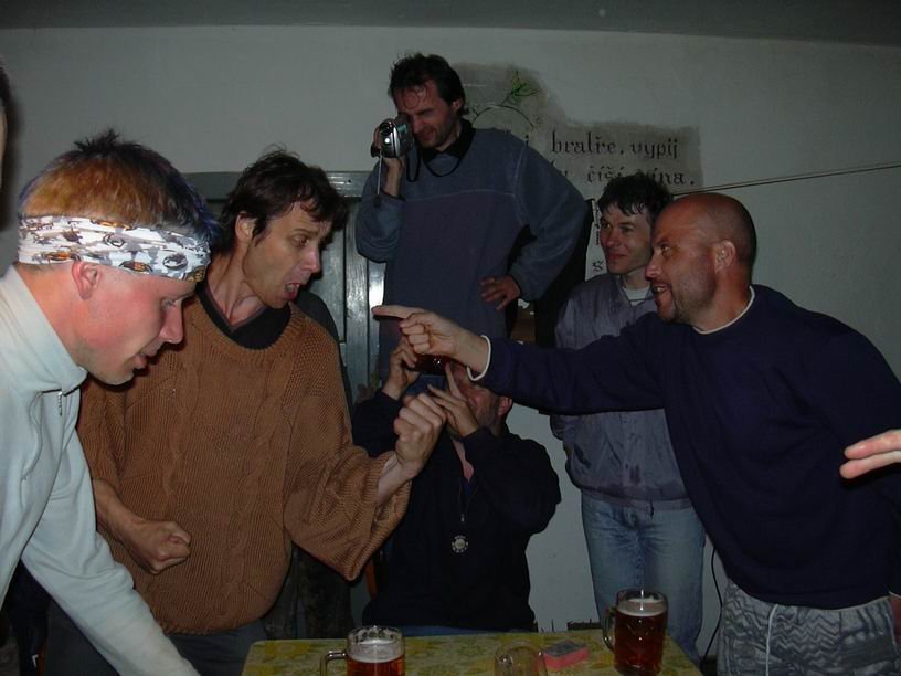 Legendární pivní štafety, Šumava 2004 - Alpo Kuusisto (první zleva) nominoval do svého týmu MIlana Gazárka (druhý zleva), ale nemohl stačit na skvadru vedenou zkušeným Daviodem Seemannem s bratry Peštovými na křídlech
