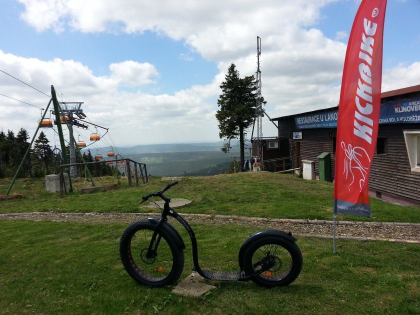 Vrchol Klínovce patří strojům Kickbike FAT MAX