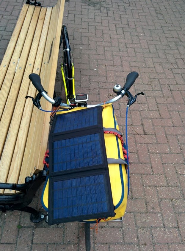 Solární panel na batohu