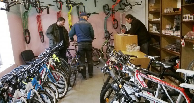 Pavel provozuje koloběžkovo-cyklistický obchod v Hodkovicích nad Mohelkou